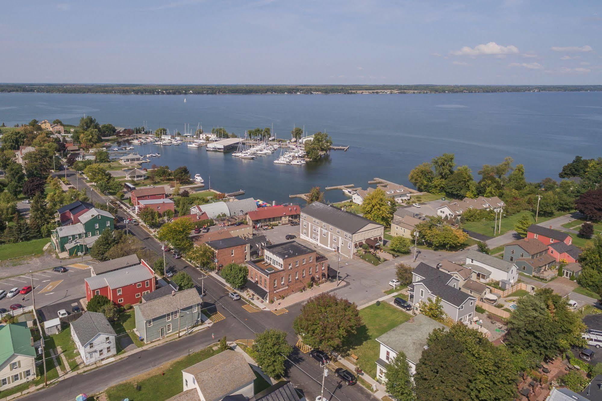 Sackets Harbor Harbor House Inn מראה חיצוני תמונה
